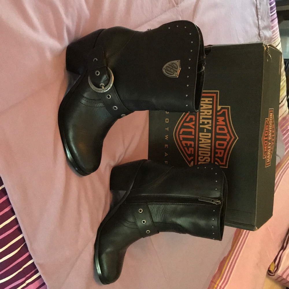 Wore once to tight for my instep.great condition